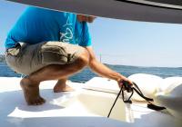 equipaggio member preparing fenders barca a vela